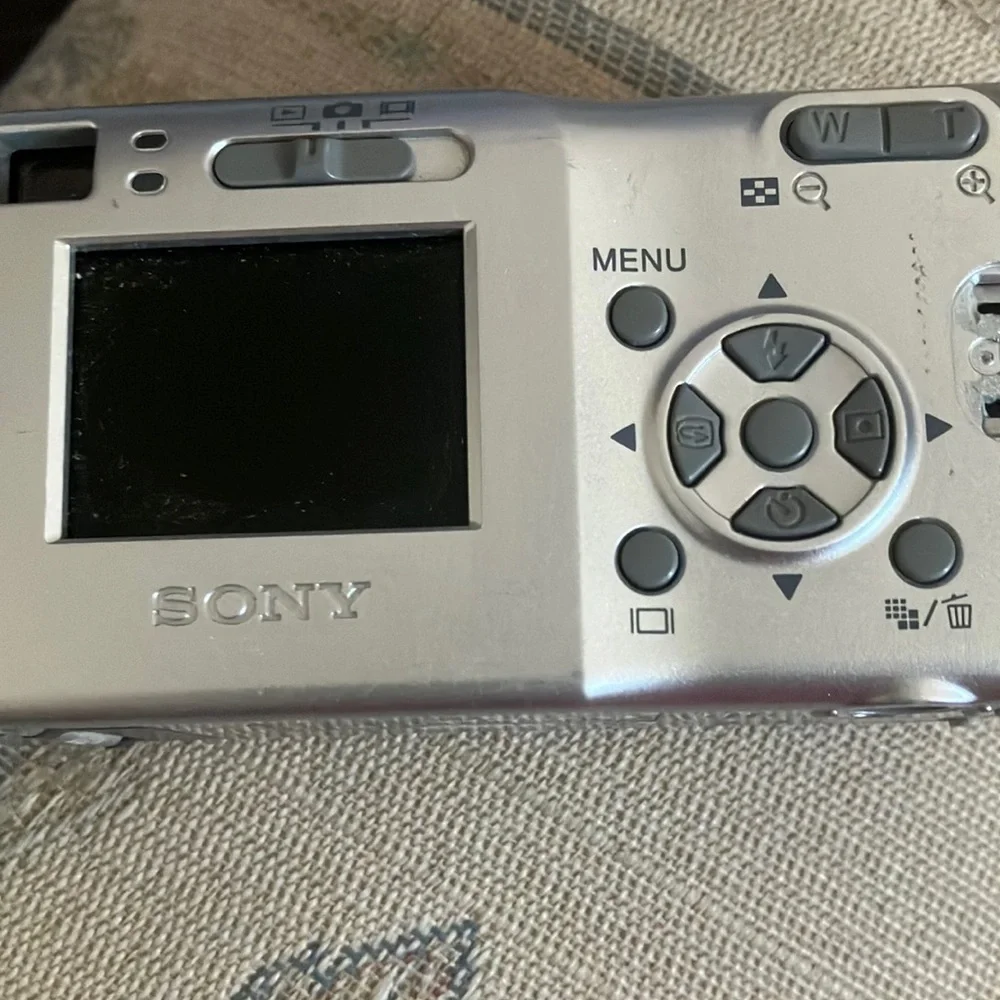 Sony cyber shot Metallic Silver Camera only as is
